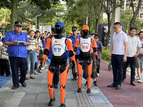 日升鑫 科技赋能市容治理, 坂田城管机器人“上线”